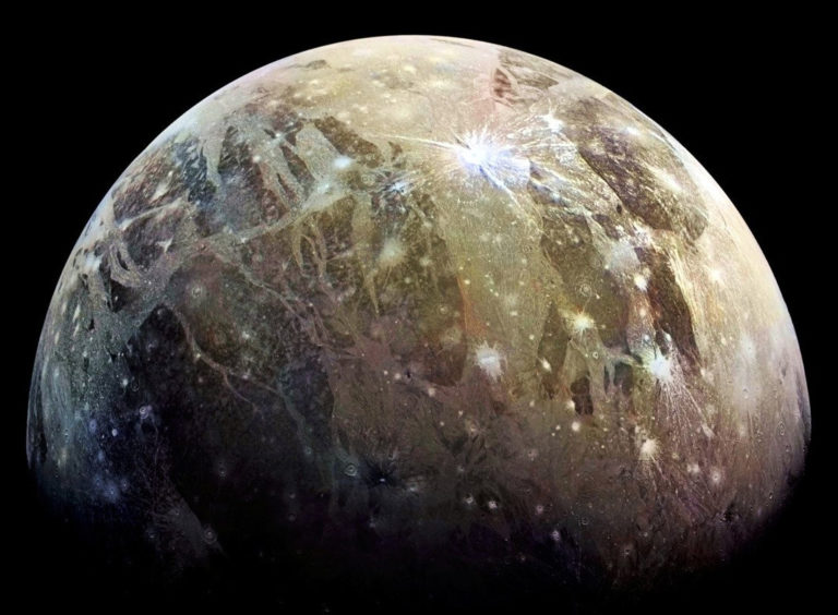 Ganimede, scoperti diversi enormi crateri e forse delle caldere con foto della sonda Juno